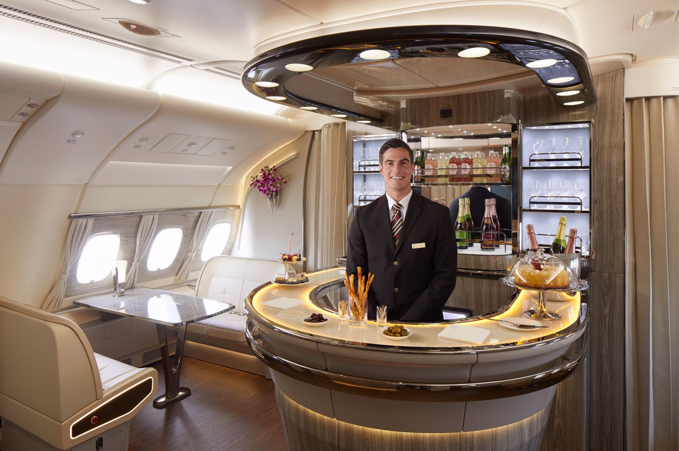 Lounge di bordo dell'A380 di Emirates.