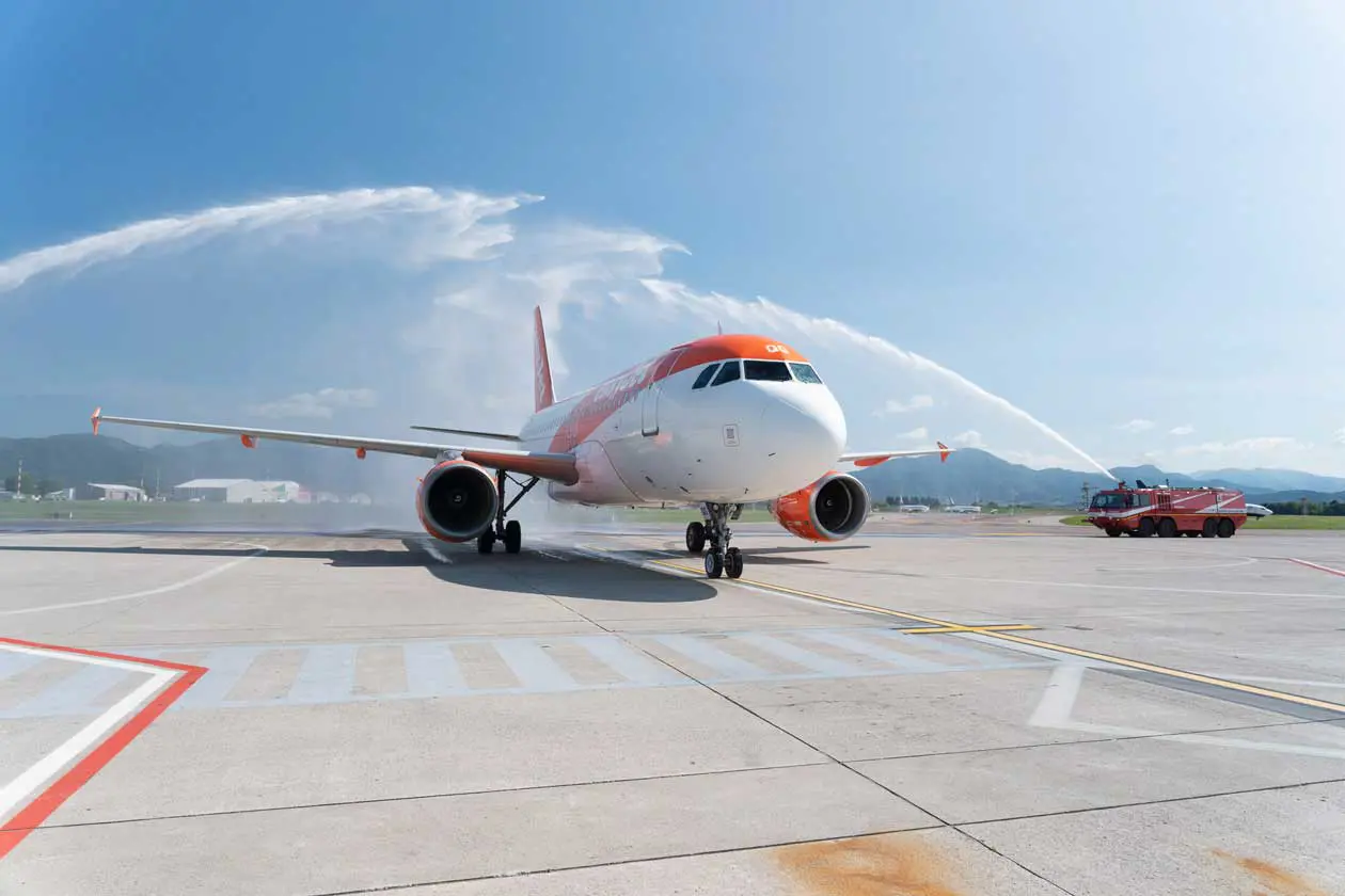 Easyjet a Bergamo. Arc of Triumph easyJet all'Aeroporto di Milano Bergamo BGY