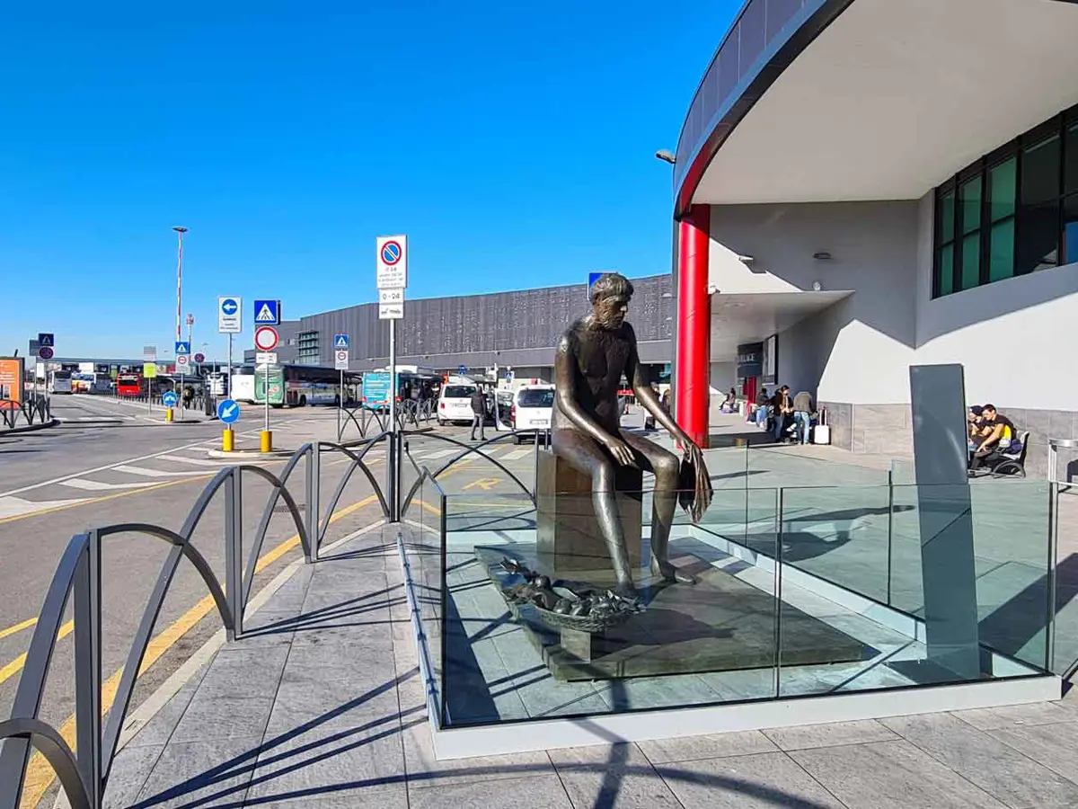 Il Caravaggio di Giacomo Manzù all’Aeroporto di Milano Bergamo