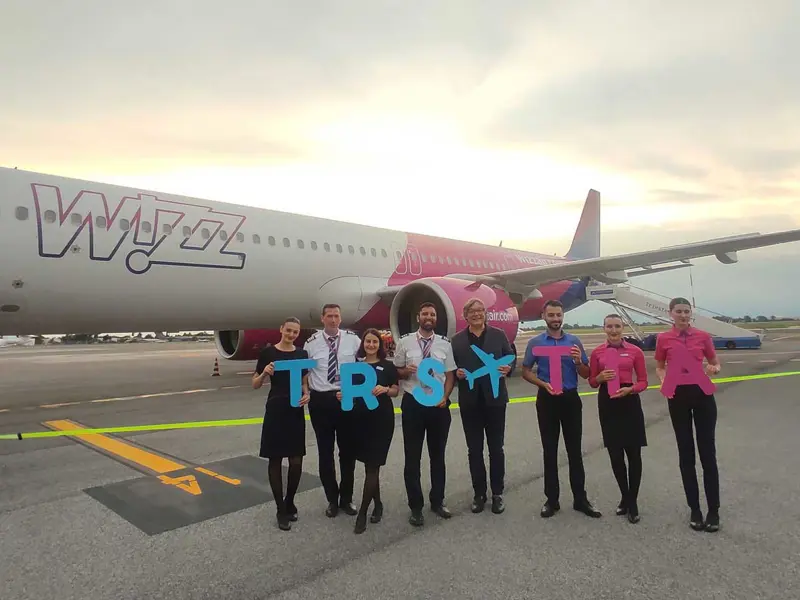 Crew Wizz Air a Trieste e taglio della torta per l'inaugurazione del volo Trieste Tirana. Copyright © Wizz Air.