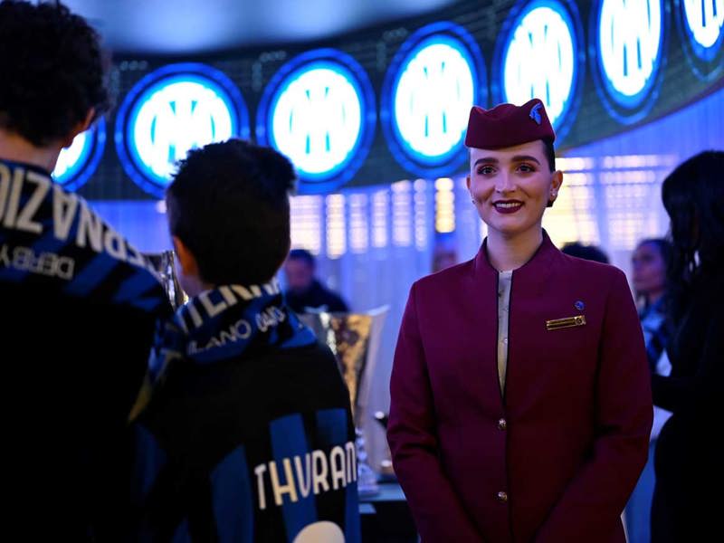 Qatar Airways presenta la Biennale di Design Doha ai tifosi dell'Inter. Copyright © Qatar Airways