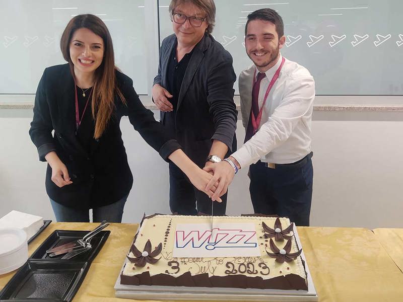 Crew Wizz Air a Trieste e taglio della torta per l'inaugurazione del volo Trieste Tirana. Copyright © Wizz Air.