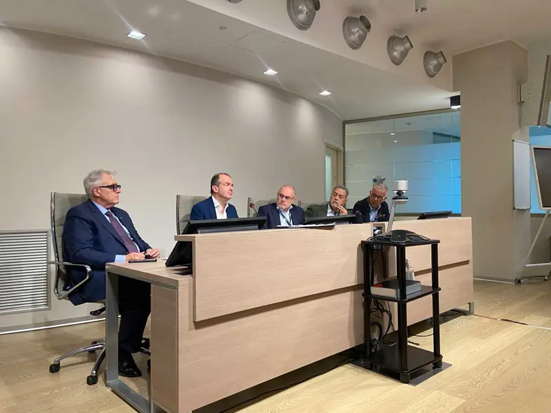 Emilio Bellingardi (Direttore Generale SACBO), Giovanni Sanga (Presidente SACBO), Massimo Giupponi (Direttore Generale ATS Bergamo) e membri dello staff tecnico di ATS Bergamo.​​​​​​Copyright © Avion Tourism Magazine.