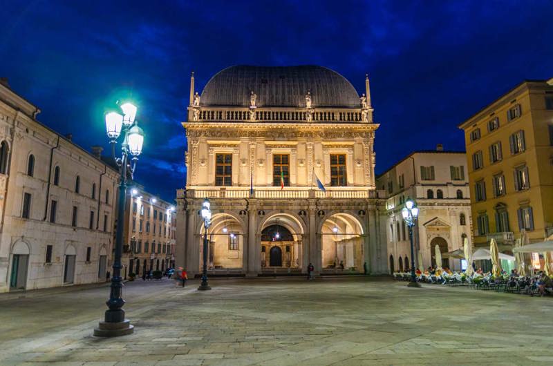  Brescia. Piazza della Loggia. Copyright © Sisterscom.com / Depositphotos