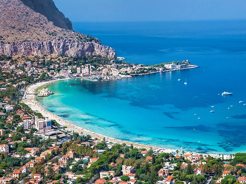 La spiaggia di Mondello a Palermo Foto: Copyright © Sisterscom.com / Depositphotos