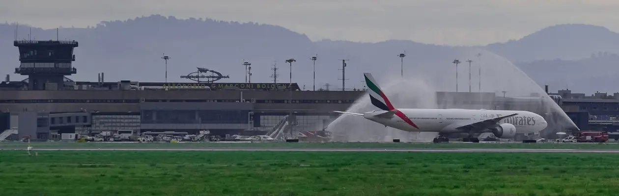 Il Boeing 777 di Emirates torna a volare su Bologna
