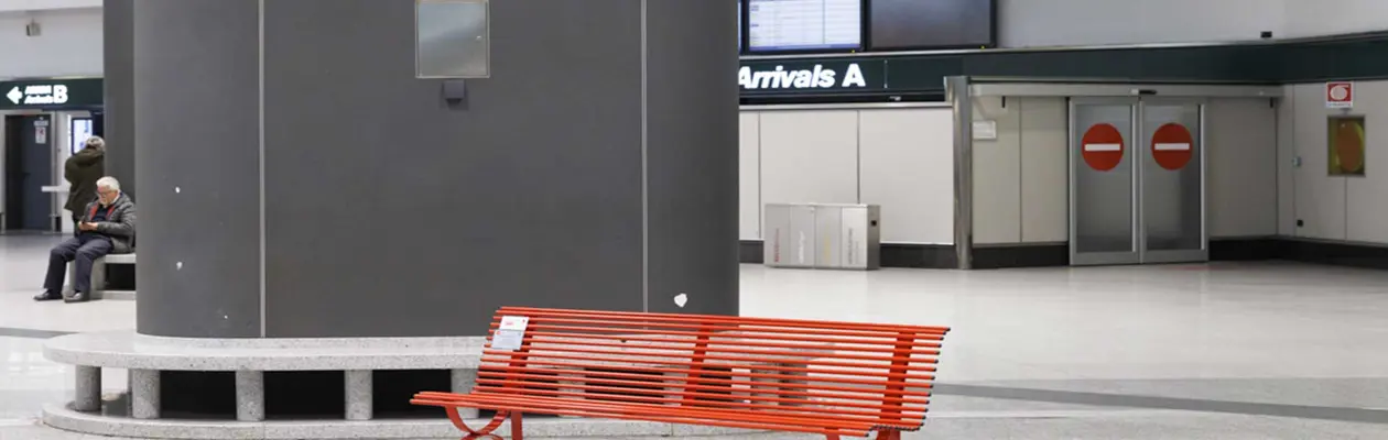 Due panchine rosse all'aeroporto di Milano Malpensa