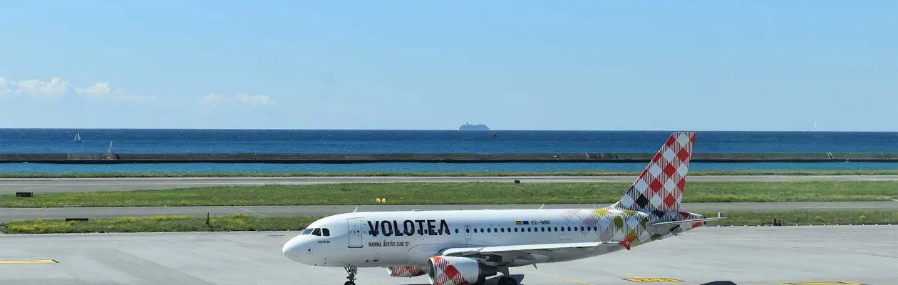 Nuova rotta esclusiva di Volotea da Palermo a Santorini