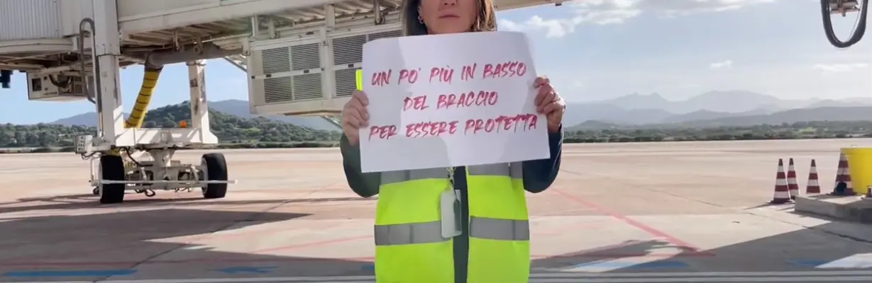 Gli aeroporti di Alghero e Olbia si tingono di rosso