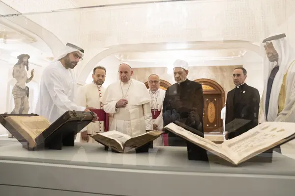 Papa Francesco svela una statua di Cristo e alcune pagine dal Corano Blu