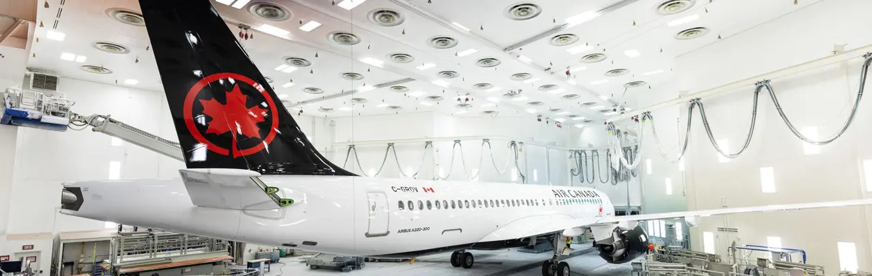 Il primo Airbus A220 per Air Canada esce dall'hangar di verniciatura