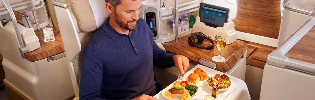 Emirates introduce il servizio per preordinare i pasti a bordo