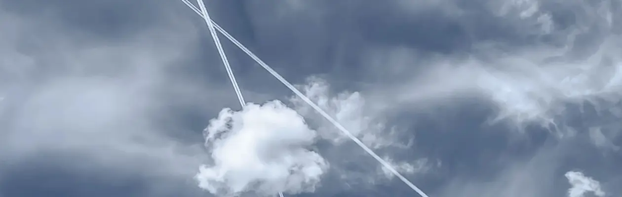 Modificare il percorso del 3% dei voli per dimezzare l’Impatto delle scie di condensazione