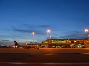 Sala cinema in area di imbarco B all'aeroporto di Roma Fiumicino 