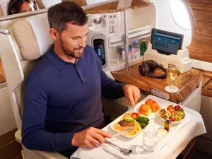 Emirates introduce il servizio per preordinare i pasti a bordo