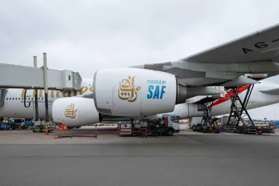 Emirates utilizza SAF all'aeroporto di Amsterdam