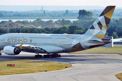 Covid-19: Etihad Airways sospende temporaneamente tutti i voli da/per Abu Dhabi