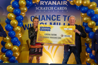 Ryanair premia una viaggiatrice con 100.000 €