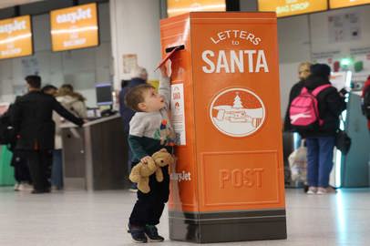 easyJet consegna le letterine di Babbo Natale dall’Italia a Rovaniemi