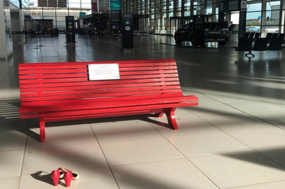 Una panchina rossa all'Aeroporto di Ancona
