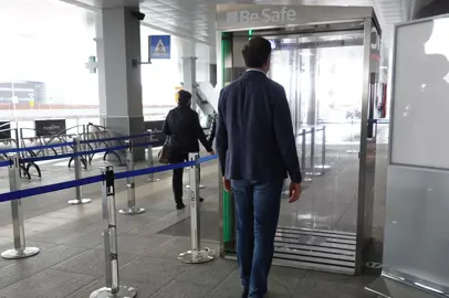 Cabina di sanificazione all'Aeroporto di Milano Bergamo