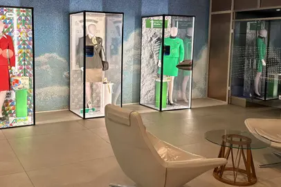 Le uniformi Alitalia in mostra nelle lounge di ITA Airways a Fiumicino