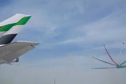 L'A350 di Emirates debutta in volo al Dubai Airshow 2025