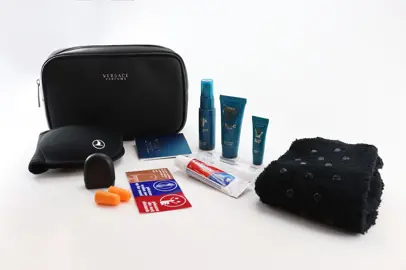 I nuovi kit da viaggio di Turkish Airlines firmati Versace e Mandarina Duck