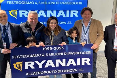 Aeroporto di Genova: premiazione del 4,5 milionesimo passeggero Ryanair