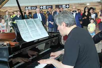 A Fiumicino concerto a sorpresa di Antonio Pappano e Luigi Piovano al terminal 3