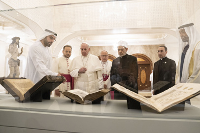 Papa Francesco svela una statua di Cristo e alcune pagine dal Corano Blu