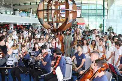 Giornata di musica e di intrattenimento per i passeggeri del Leonardo da Vinci