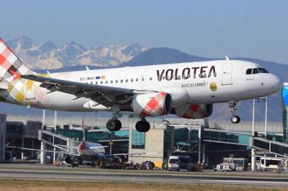 Il primo volo di Volotea per la nuova rotta Torino-Santorini