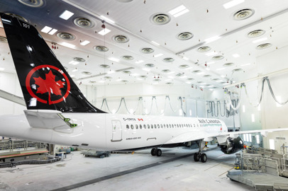 Il primo Airbus A220 per Air Canada esce dall'hangar di verniciatura