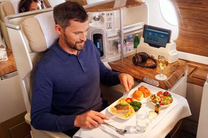 Emirates introduce il servizio per preordinare i pasti a bordo