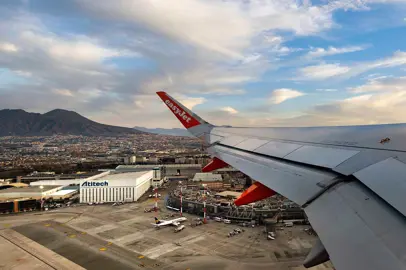 easyJet festeggia 10 anni di base e 25 anni di voli a Napoli