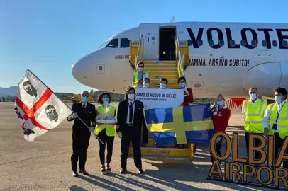 Aeroporto di Olbia: scambio di bandiere per celebrare la ripartenza dei voli