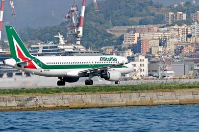 Alitalia riduce i voli tra Genova e Roma