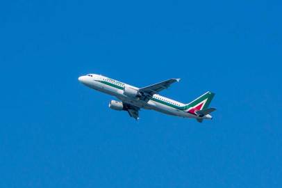 Alitalia: sospeso volo per New York in attesa miglioramento quadro epidemiologico