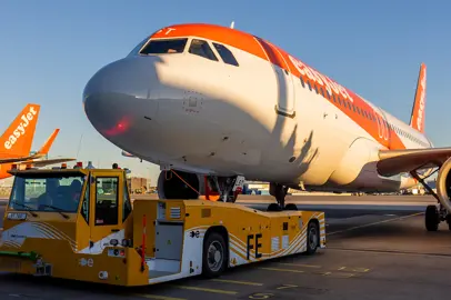 easyJet e Schiphol usano il TaxiBot elettrico per ridurre le emissioni a terra
