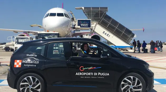 Auto elettriche sul piazzale dell'Aeroporto di Bari