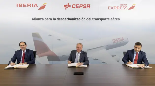 Alleanza tra Iberia e Cepsa per decarbonizzare il trasporto aereo