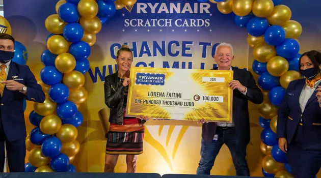 Ryanair premia una viaggiatrice con 100.000 €
