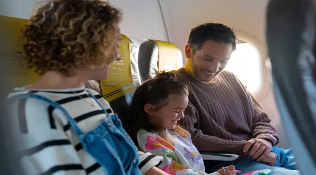 10 trucchi per volare con i bambini