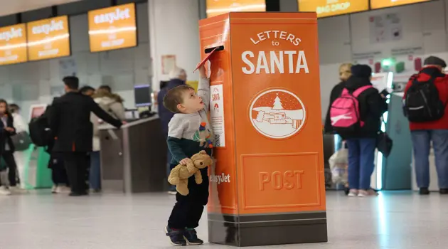 easyJet consegna le letterine di Babbo Natale dall’Italia a Rovaniemi