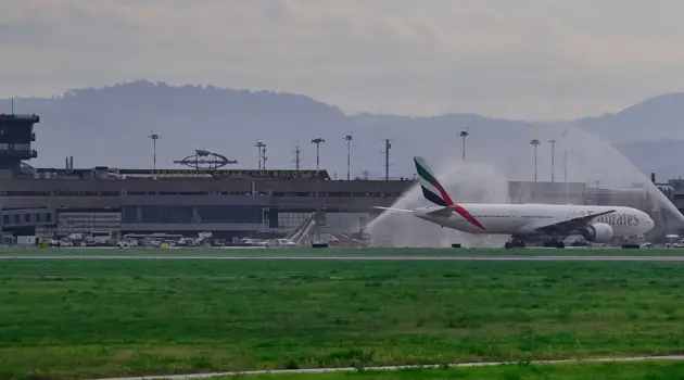 Il Boeing 777 di Emirates torna a volare su Bologna