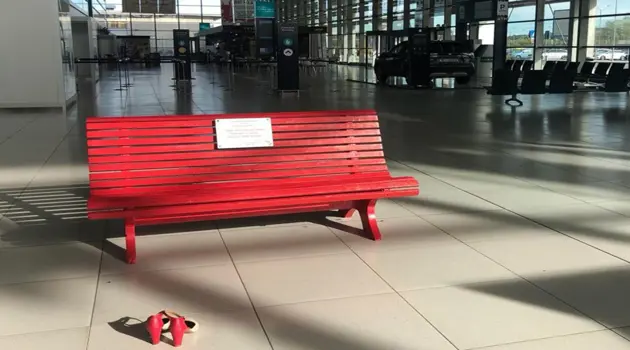 Una panchina rossa all'Aeroporto di Ancona