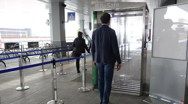 Cabina di sanificazione all'Aeroporto di Milano Bergamo