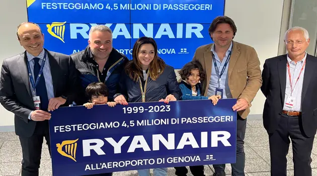 Aeroporto di Genova: premiazione del 4,5 milionesimo passeggero Ryanair