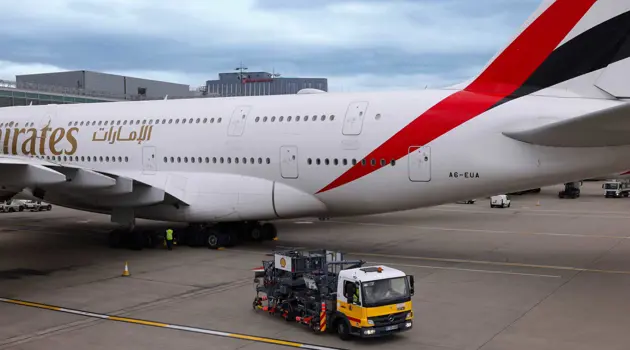 Emirates opera con SAF all'aeroporto di Londra Heathrow
